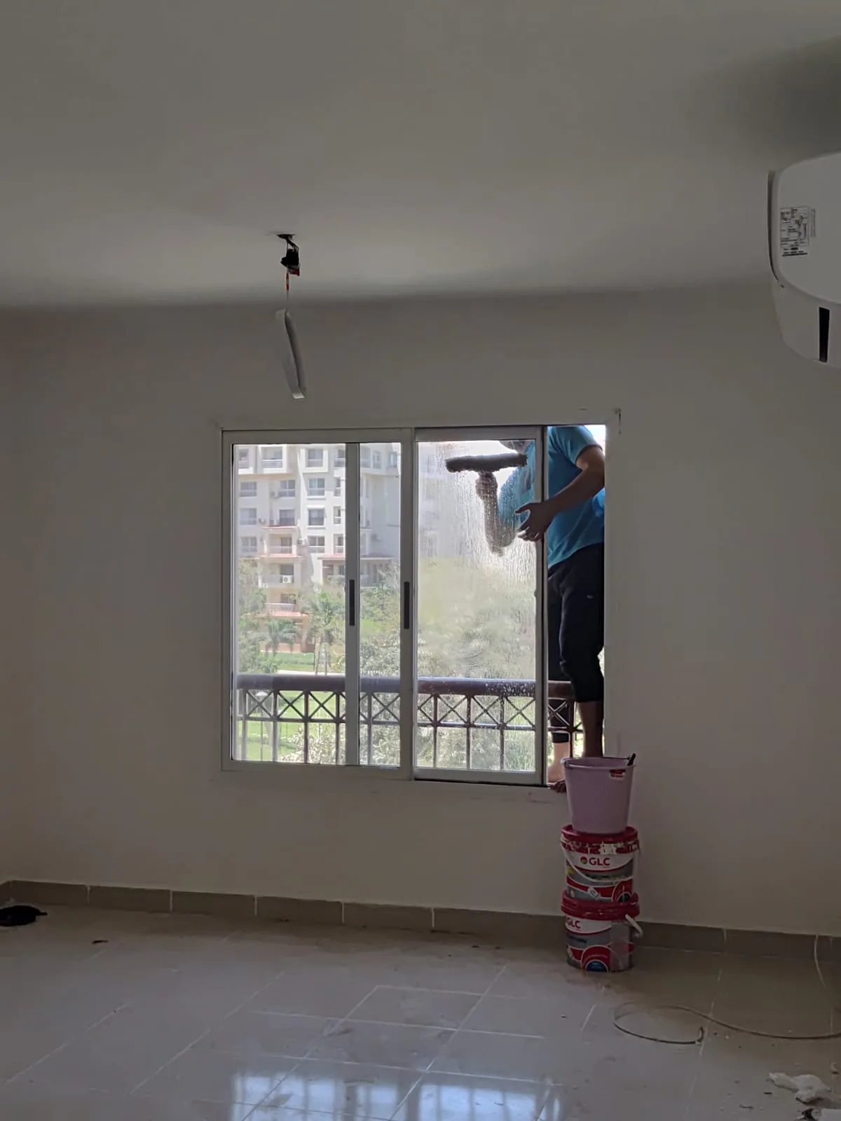 تنظيف الزجاج والنوافذ الداخلية